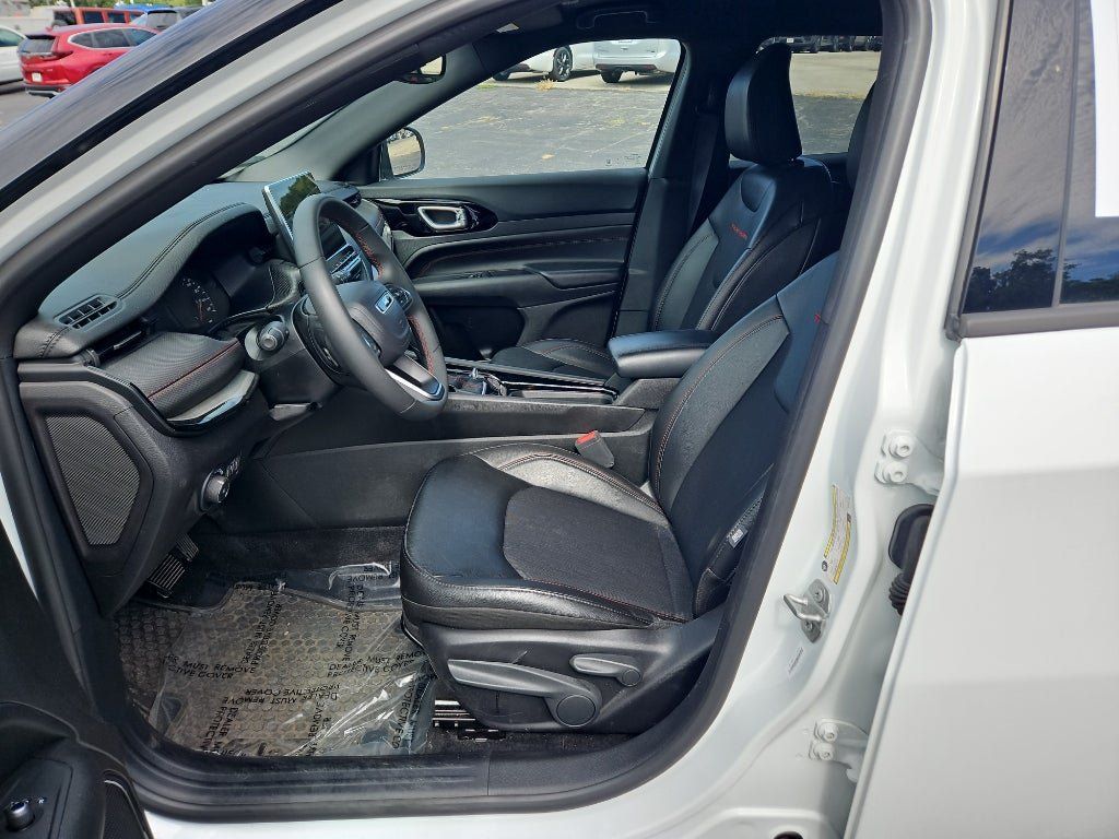 Used 2025 Jeep Compass Trailhawk AWD/4WD image 5