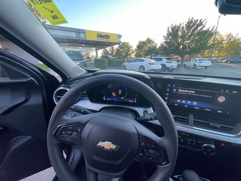 Used 2025 Chevrolet Trax LT image 28