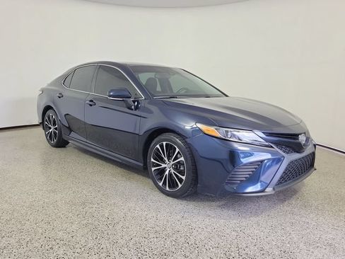 Used 2020 Toyota Camry SE w/ Convenience Package FWD image 4