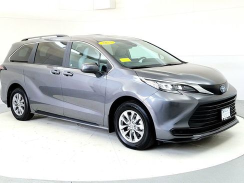 Certified 2025 Toyota Sienna LE AWD/4WD image 7
