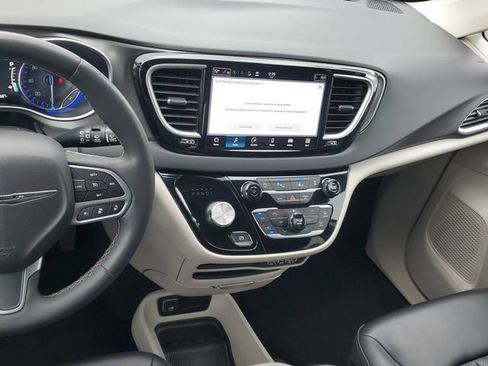 Used 2023 Chrysler Pacifica Touring-L FWD image 14
