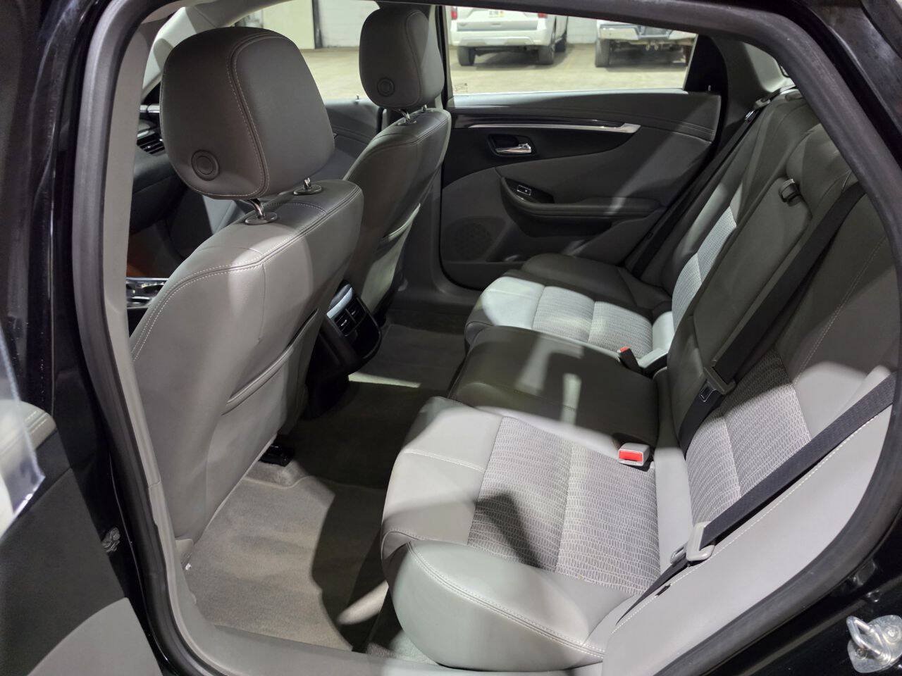 Used 2019 Chevrolet Impala LT FWD image 27