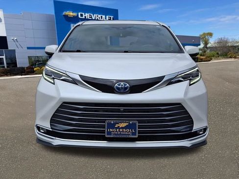 Used 2025 Toyota Sienna Platinum AWD/4WD image 23