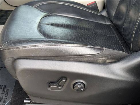 Used 2022 Chrysler Pacifica Touring-L image 15