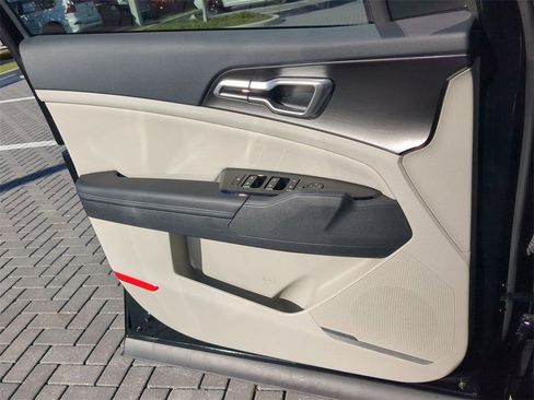 Used 2025 Kia Sportage EX image 31