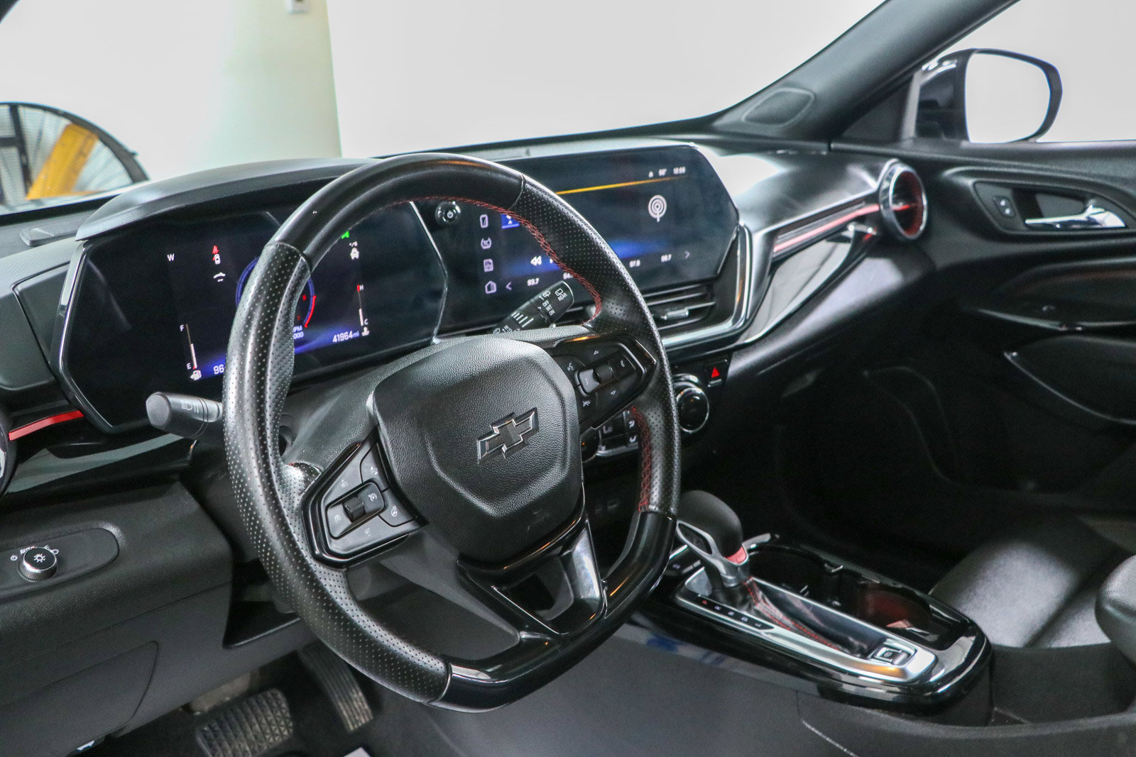 Used 2025 Chevrolet Trax RS w/ Sunroof Package FWD image 23