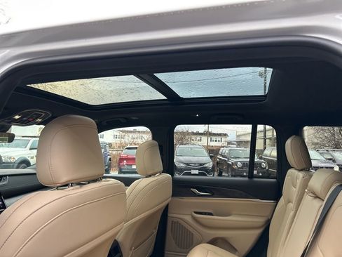 New 2025 Jeep Grand Cherokee Limited image 33