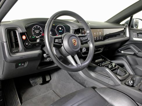 Used 2024 Porsche Cayenne Coupe image 4