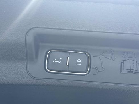Used 2023 Ford Explorer Limited w/ Equipment Group 301A AWD/4WD image 15