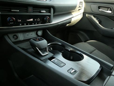 Used 2024 Nissan Rogue SV image 17