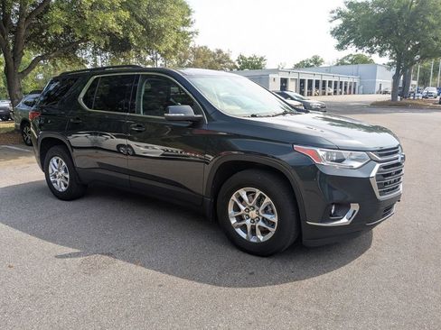 Used 2021 Chevrolet Traverse LT image 2