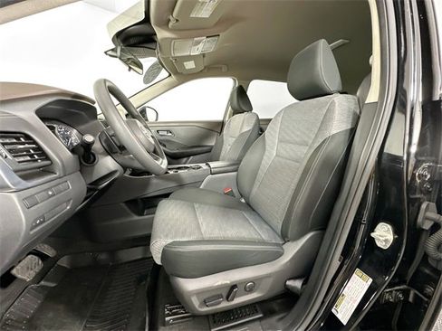 Used 2023 Nissan Rogue SV image 17