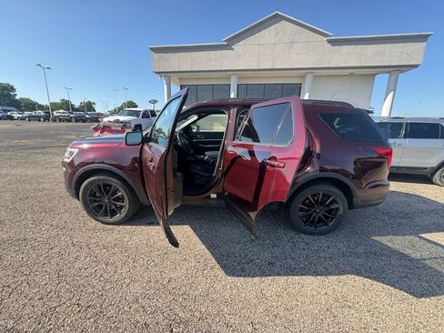 Used 2018 Ford Explorer XLT w/ Equipment Group 202A AWD/4WD image 4