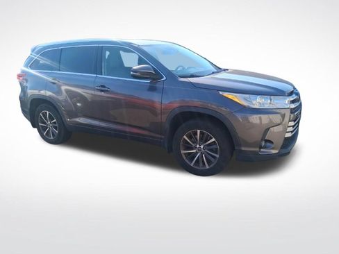 Used 2018 Toyota Highlander XLE AWD/4WD image 16