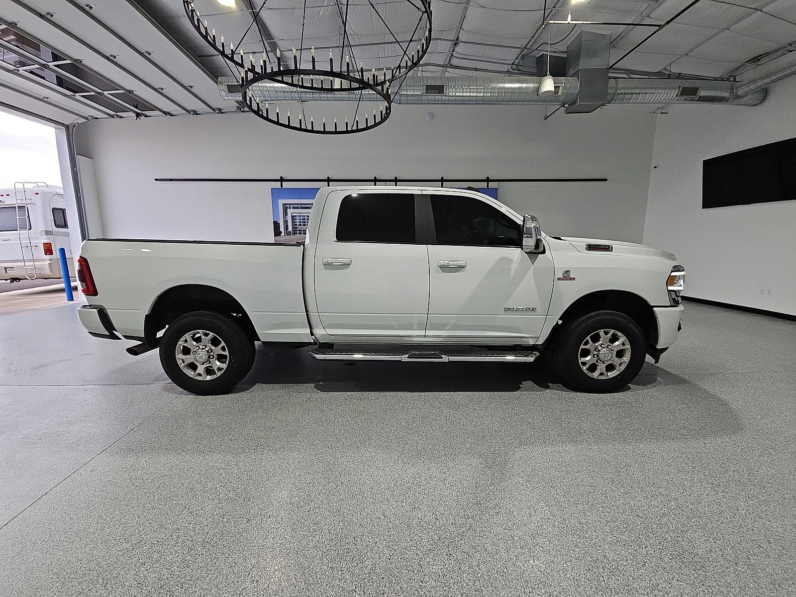 Used 2024 RAM 2500 Laramie AWD/4WD image 9