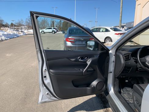 Used 2017 Nissan Rogue SV image 11