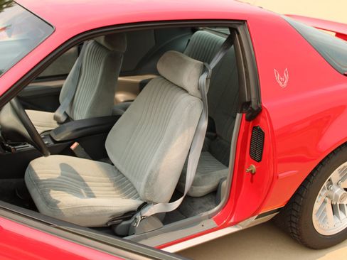 Used 1988 Pontiac Firebird Formula RWD image 10
