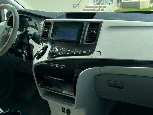 Used 2013 Toyota Sienna LE FWD image 23