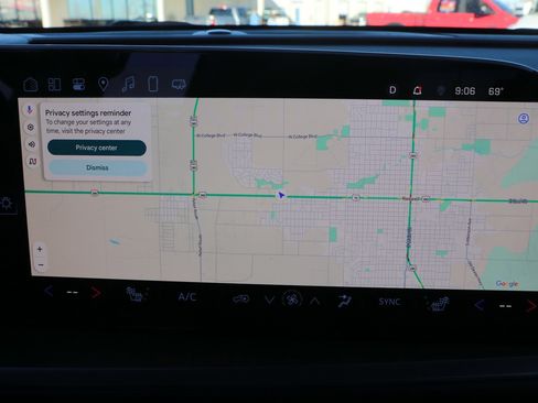 Used 2025 Chevrolet Traverse LT image 24