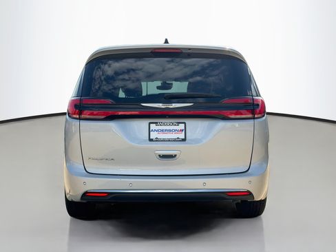 Used 2024 Chrysler Pacifica Touring-L FWD image 6