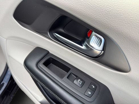Used 2023 Chrysler Pacifica Touring-L FWD image 27