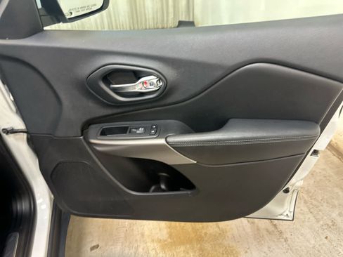 Used 2019 Jeep Cherokee Limited w/ Luxury Group AWD/4WD image 28