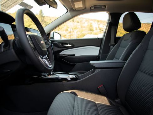 New 2026 Chevrolet Trax LT w/ Sunroof Package FWD image 11