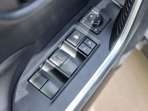 Used 2019 Toyota RAV4 LE FWD image 13