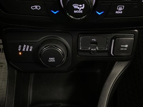 Used 2023 Jeep Renegade Latitude AWD/4WD image 25