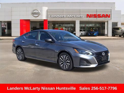 Used 2024 Nissan Altima 2.5 SV FWD image 1