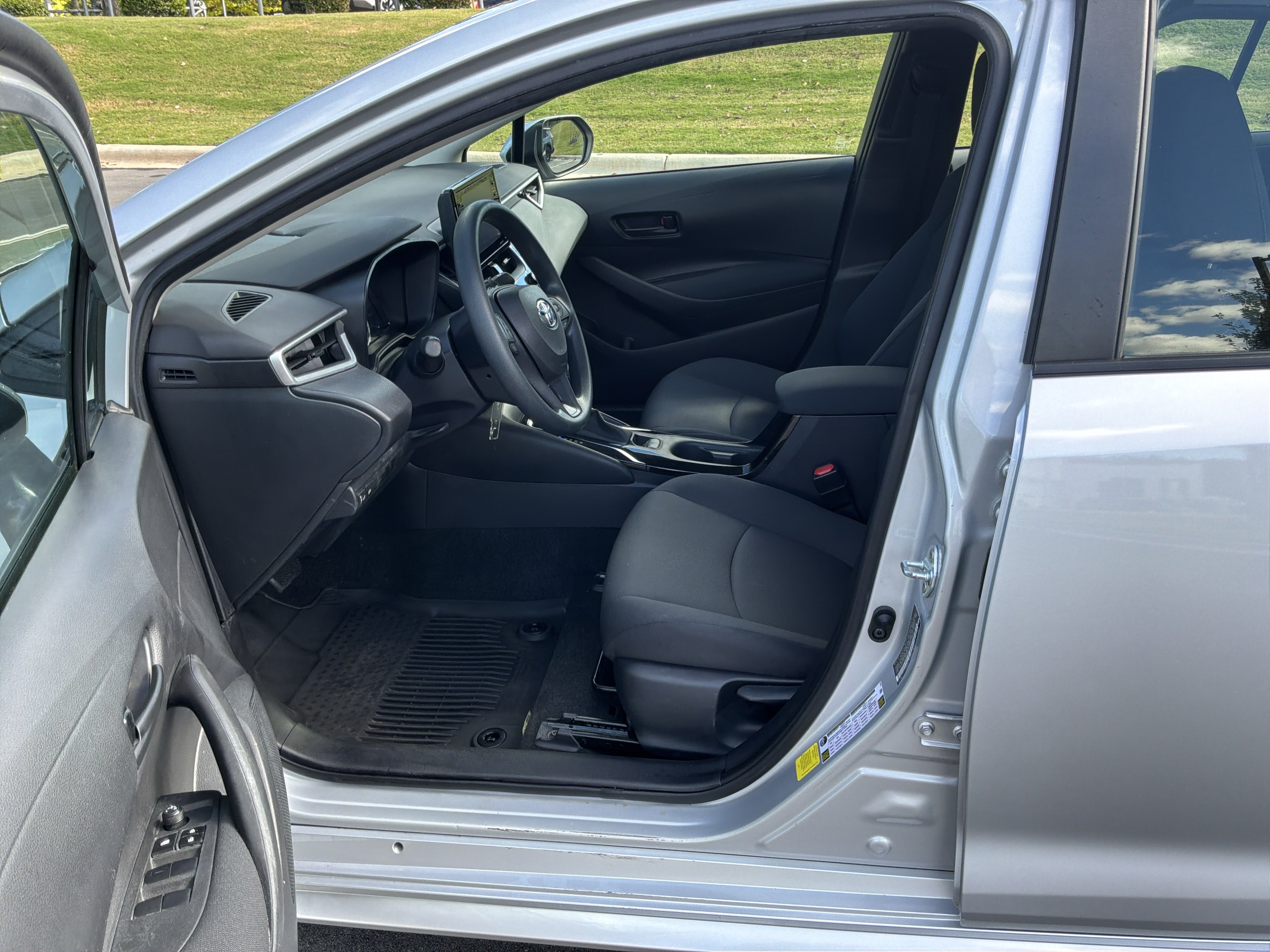 Used 2022 Toyota Corolla LE FWD image 16