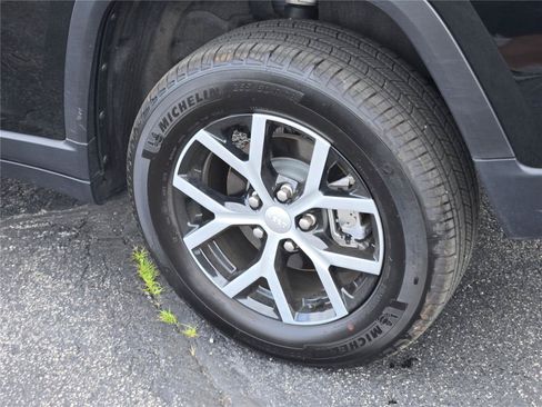 Used 2025 Jeep Grand Cherokee Limited AWD/4WD image 18