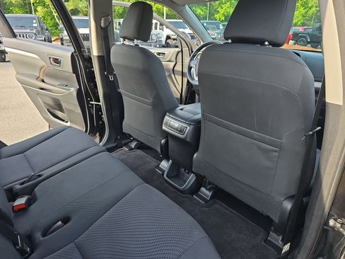 Used 2018 Toyota Highlander LE FWD image 11