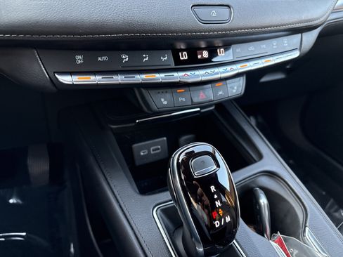 Used 2022 Cadillac XT4 Luxury w/ Cold Weather Package AWD/4WD image 31
