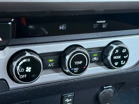 Used 2016 Toyota Tacoma SR5 RWD image 17