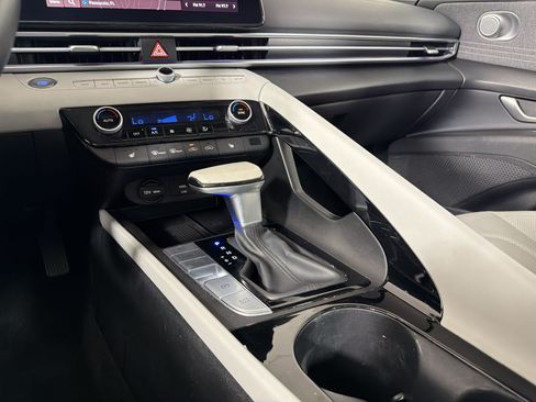Used 2025 Hyundai Elantra Limited FWD image 17