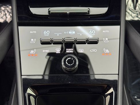 Used 2024 Porsche Cayenne w/ Premium Package image 35