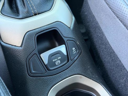 Used 2017 Jeep Renegade Limited AWD/4WD image 23
