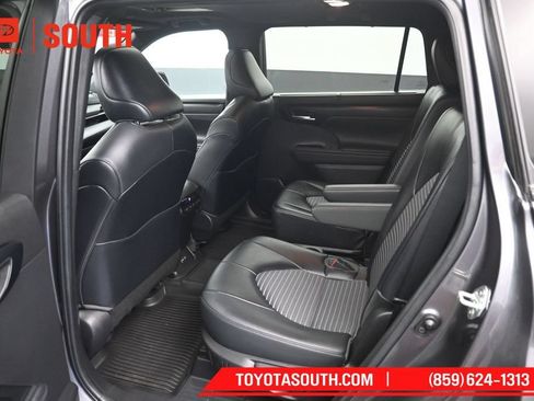 Used 2023 Toyota Highlander XSE AWD/4WD image 10
