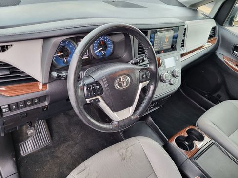 Used 2017 Toyota Sienna Limited image 14