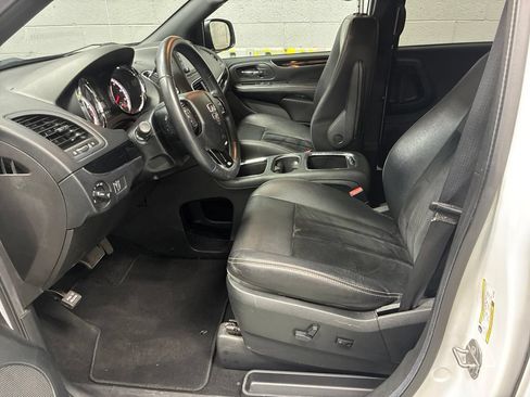Used 2018 Dodge Grand Caravan SXT w/ Blacktop Package FWD image 20