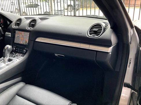 Used 2017 Porsche 718 Boxster image 17