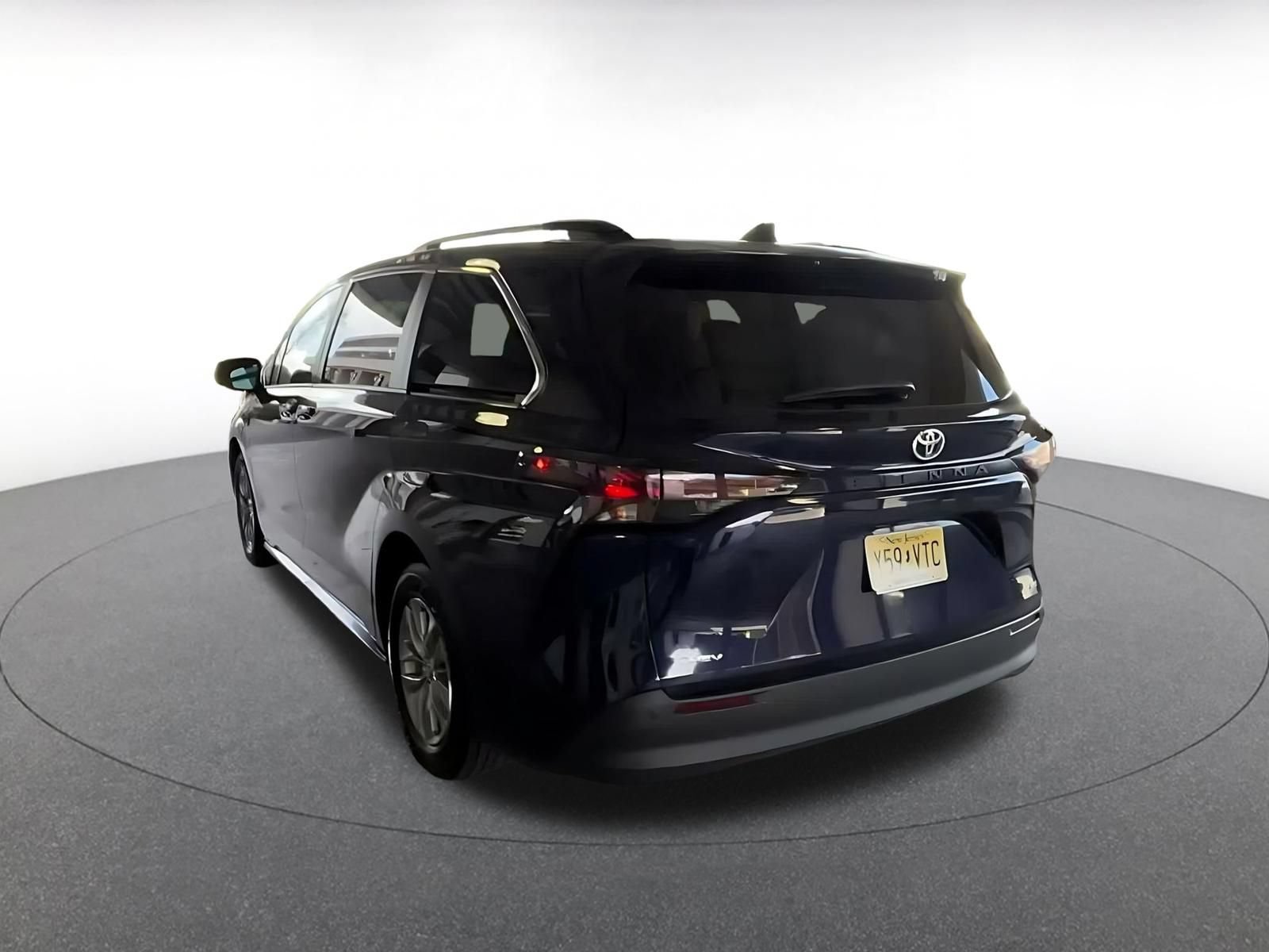 Used 2025 Toyota Sienna XLE FWD image 10