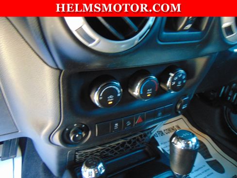 Used 2018 Jeep Wrangler Unlimited Sahara w/ Connectivity Group image 22