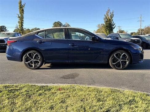 Used 2023 Nissan Altima 2.5 SR image 2