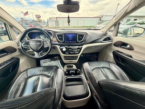Used 2018 Chrysler Pacifica Touring-L w/ Advanced Safetytec Group FWD image 22