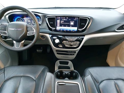 Used 2022 Chrysler Pacifica Touring-L image 9