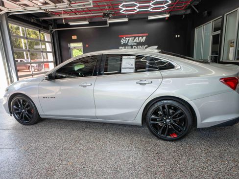 Used 2018 Chevrolet Malibu LT w/ Leather Package FWD image 2