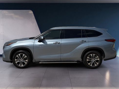 Used 2022 Toyota Highlander XLE FWD image 2