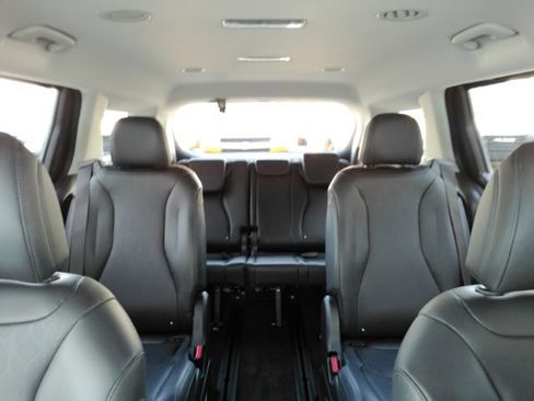 Used 2025 Kia Carnival FWD image 36